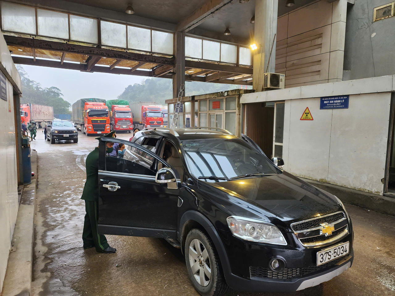 Duy trì chế độ trực 24/24h, tổ chức tuần tra khép kín địa bàn, kiểm soát chặt chẽ người và phương tiện qua lại cửa khẩu