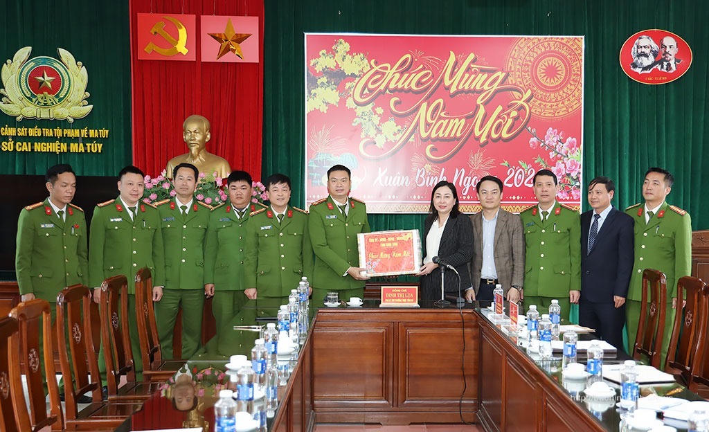 Bà&nbsp;Đinh Thị Lụa - Phó Bí thư Thường trực Tỉnh ủy Ninh Bình tặng quà, chúc Tết Cơ sở Cai nghiện ma túy số 3, xã Xuân Trường. (Ảnh: Văn Huỳnh)