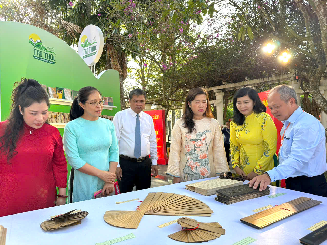 Tham quan không gian trưng bày sách lá buông.
