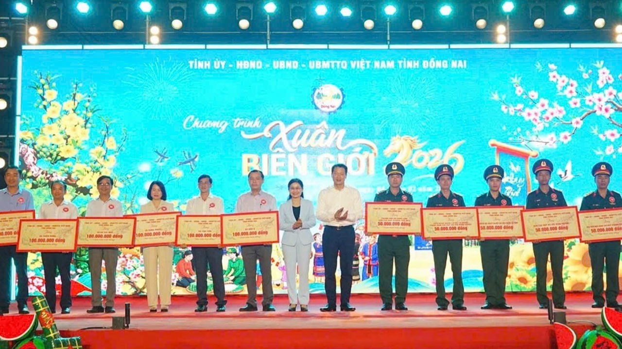 Ông Vũ Hồng Văn và bà Tôn Ngọc Hạnh trao quà cho các xã biên giới, đồn biên phòng và chốt dân quân biên giới. (Ảnh: BND)