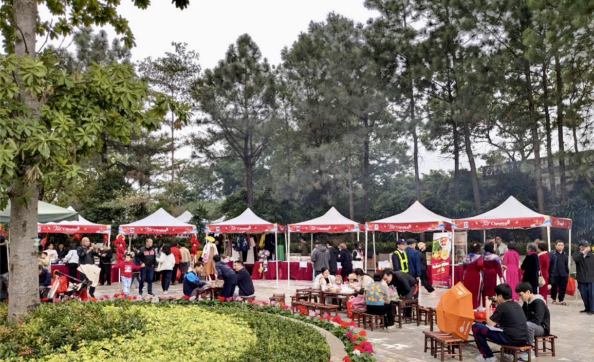 Toàn cảnh không gian Chợ Tết Ciputra 2026 với các gian hàng rực rỡ sắc xuân, thu hút đông đảo cư dân tham gia trải nghiệm và mua sắm.