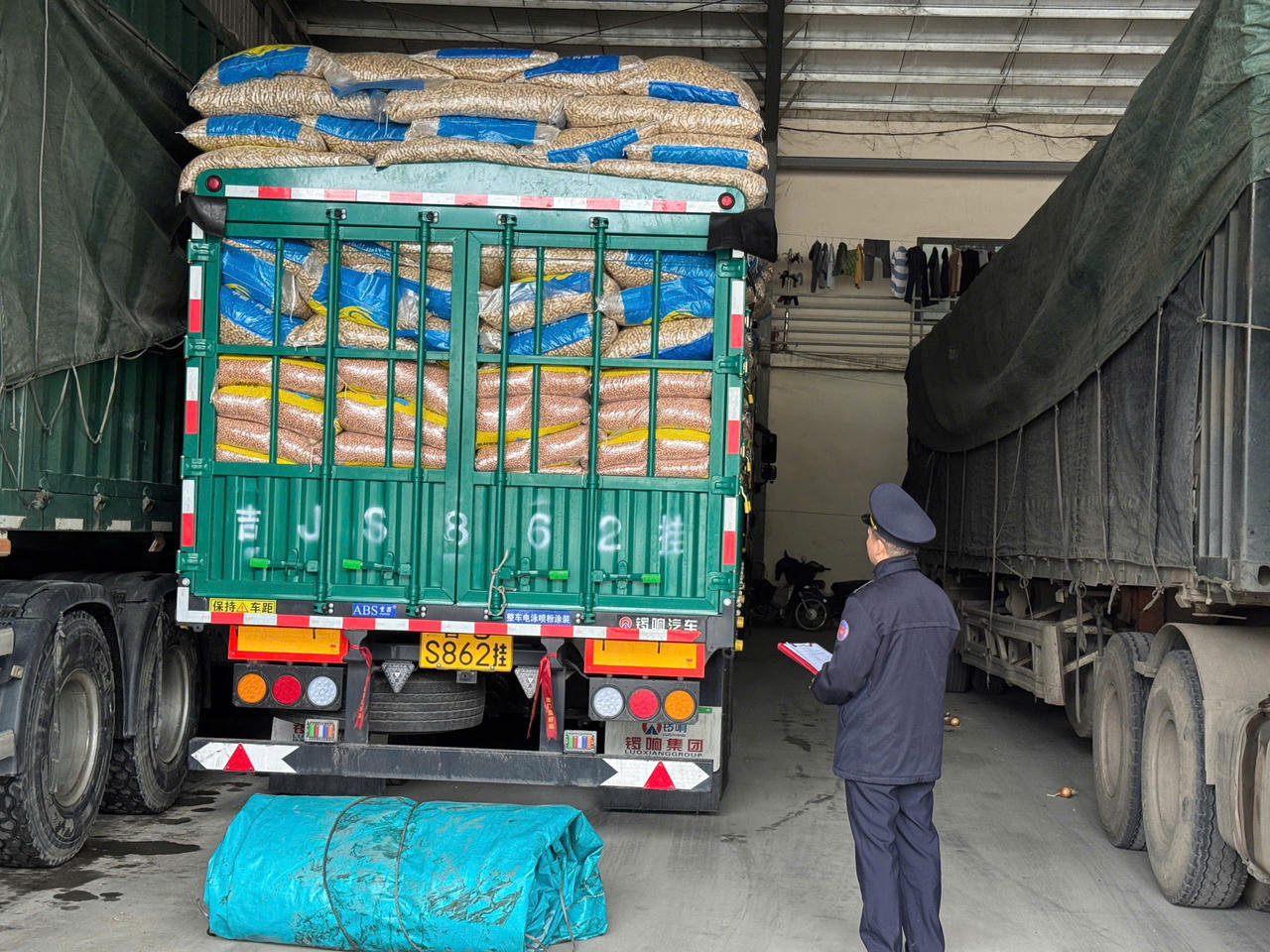 Cán bộ Hải quan làm thủ tục thông quan cho hàng thực phẩm nhập khẩu.