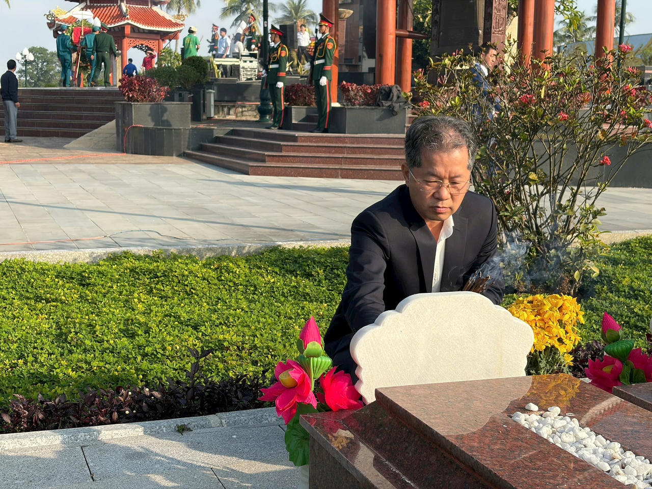 Chánh án TAND tối cao Nguyễn Văn Quảng thắp hương tri ân tại phần mộ liệt sĩ, bày tỏ lòng biết ơn sâu sắc đối với những người đã hy sinh vì Tổ quốc.