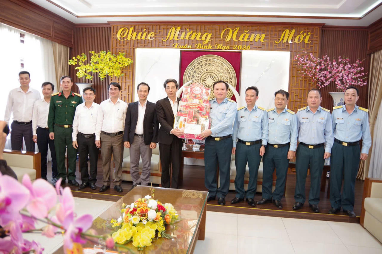 Phó Chủ tịch UBND TP Đà Nẵng Trần Chí Cường thăm Sư đoàn Không quân 372