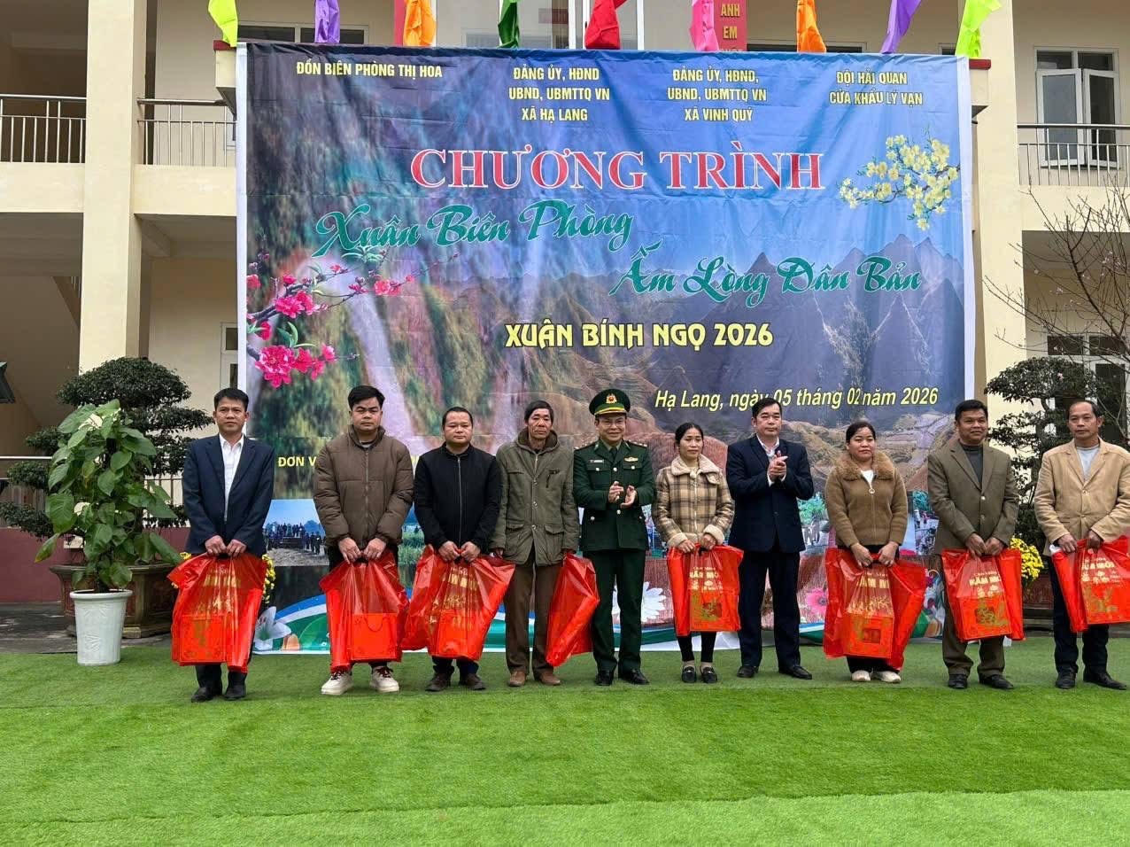 Đồn Biên phòng Thị Hoa tặng quà cho người dân. (Ảnh: PV)