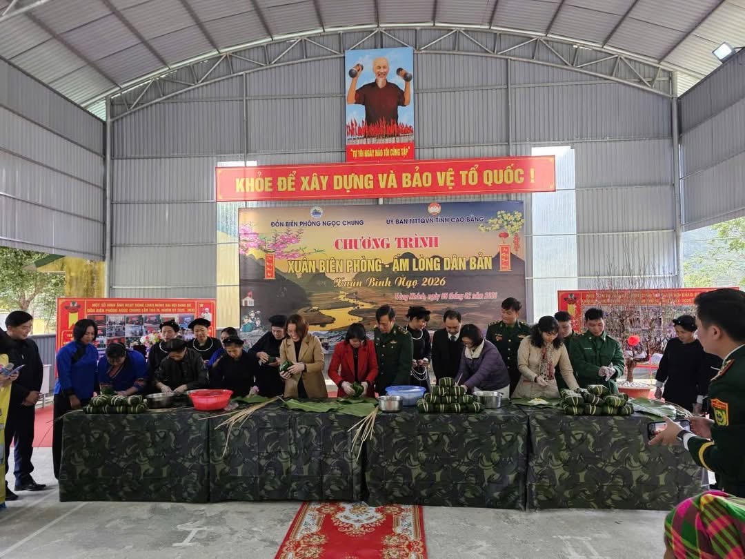 Cán bộ, chiến sĩ Đồn Ngọc Chung gói bánh chưng cùng người dân tại chương trình. (Ảnh: PV)