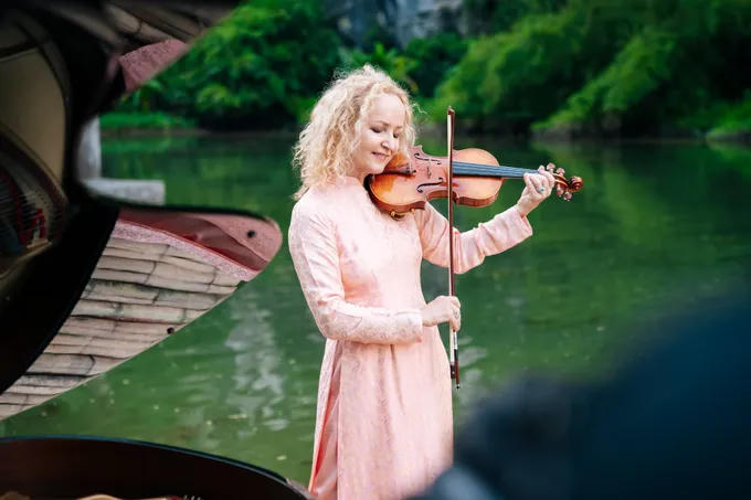  Nơi âm nhạc và cảnh sắc như hòa quyện, tạo nên một vòng cảm xúc trọn vẹn (ảnh trong MV).