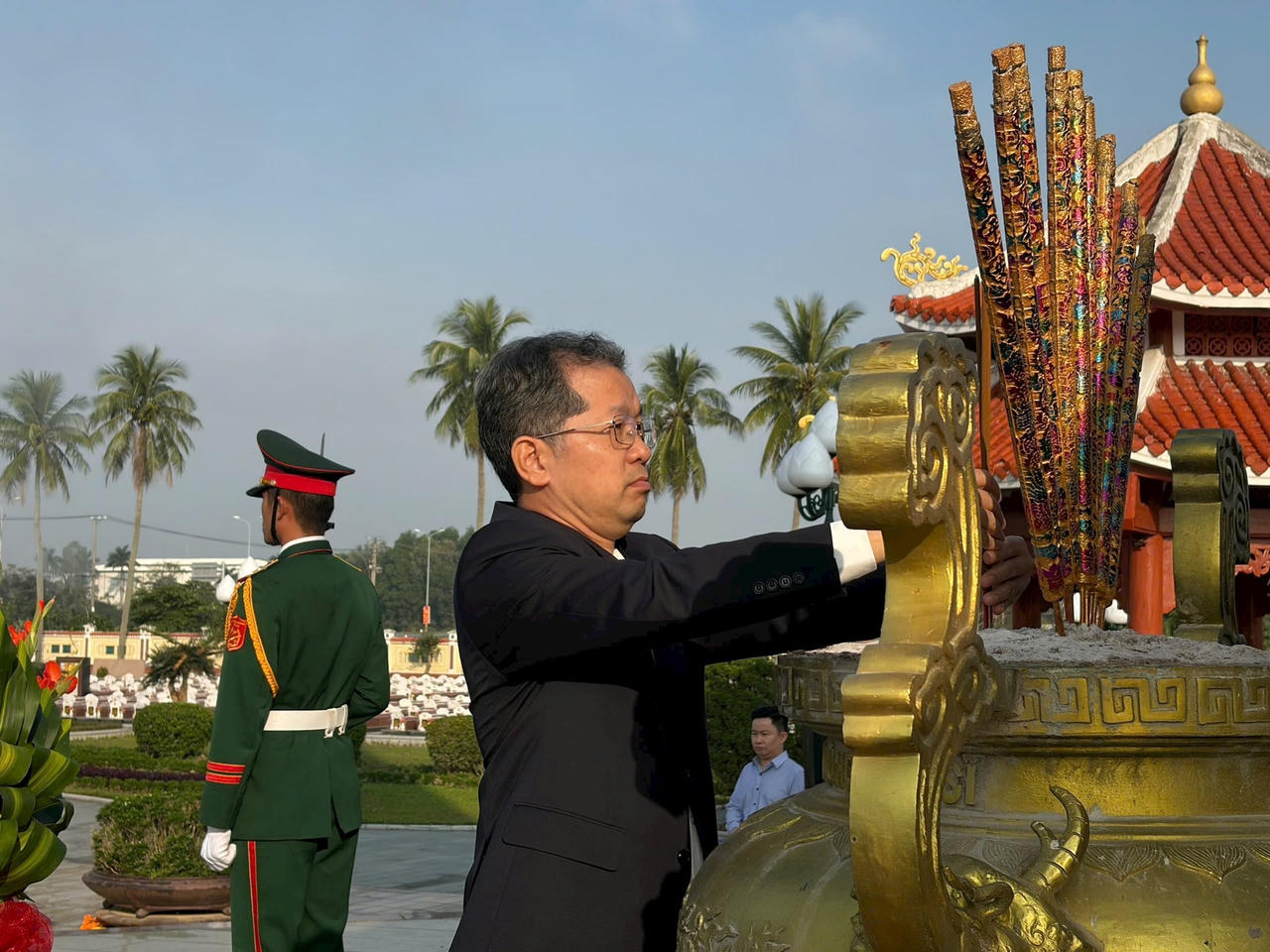 Chánh án TAND tối cao Nguyễn Văn Quảng dâng hương tưởng niệm các Anh hùng liệt sĩ tại Nghĩa trang Liệt sĩ Điện Bàn.