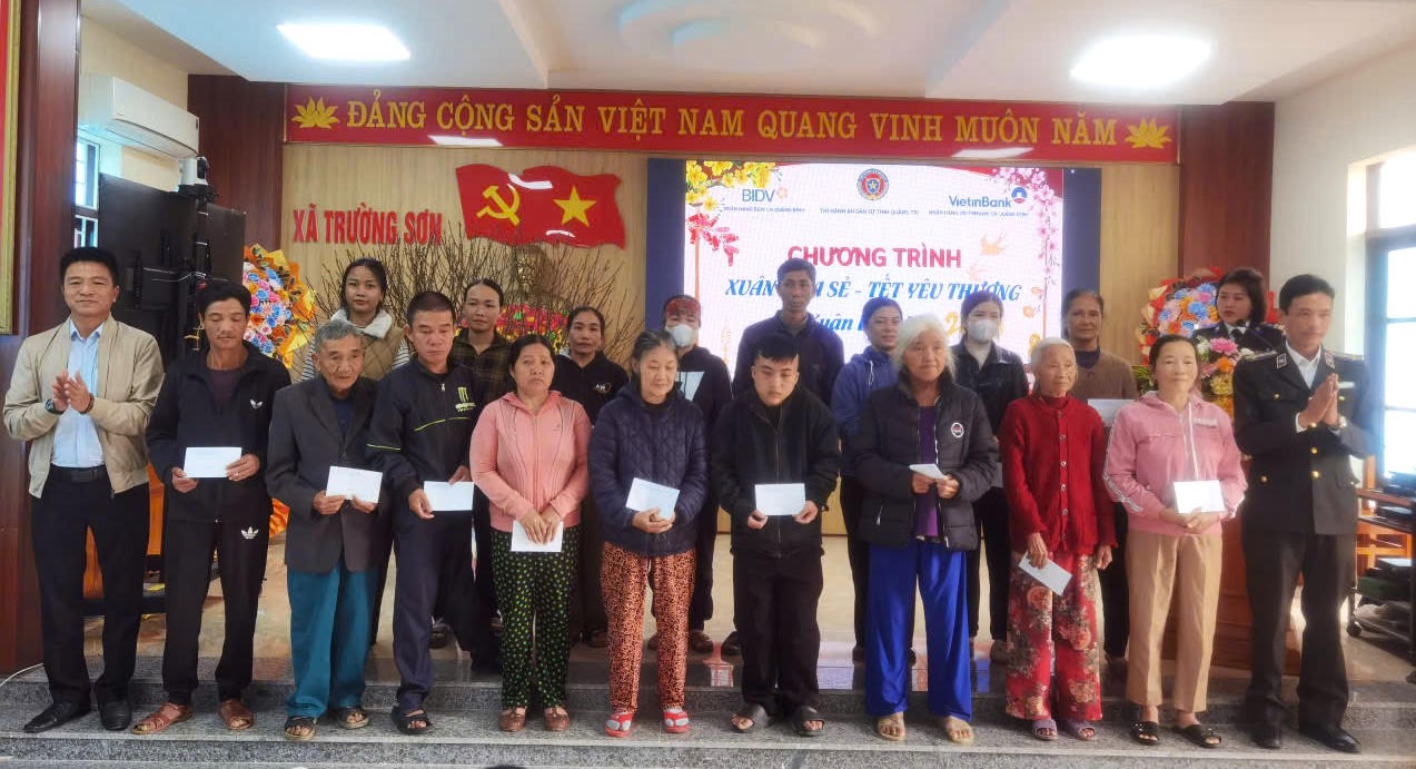 Thi hành án dân sự tỉnh Quảng Trị phối hợp VietinBank và BIDV Chi nhánh Quảng Bình trao quà Tết cho hộ nghèo, cận nghèo và gia đình chính sách tại xã Trường Sơn.