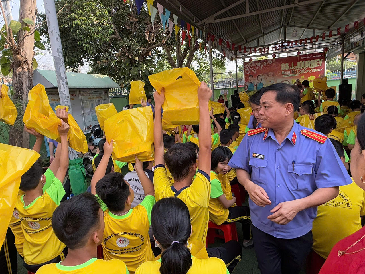 Các cháu thể hiện niềm vui khi nhận quà.