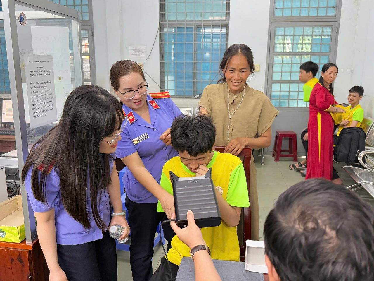 Niềm vui của các cháu và gia đình khi được hỗ trợ làm giấy tờ tuỳ thân.