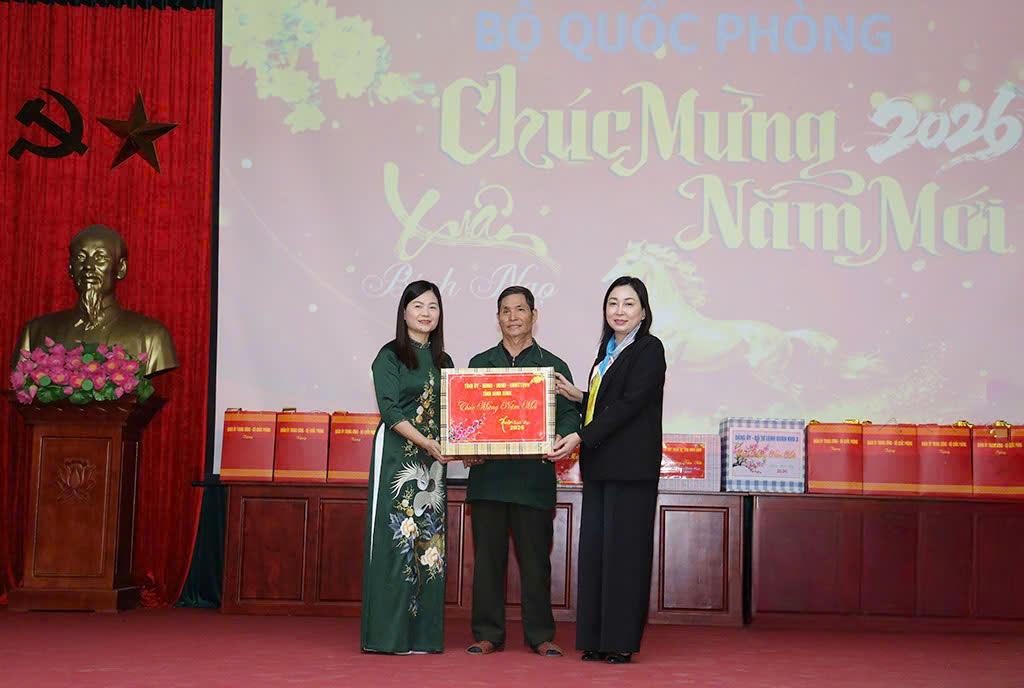 Bà Đinh Thị Lụa, Phó Bí thư Thường trực Tỉnh ủy tặng quà Trung tâm Điều dưỡng thương binh Duy Tiên.