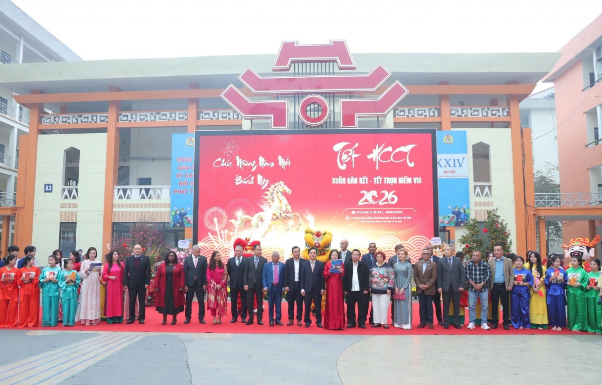 Chương trình "Xuân gắn kết – Tết trọn niềm vui 2026” quy tụ hơn 500 đại biểu (ảnh Bá Duy).