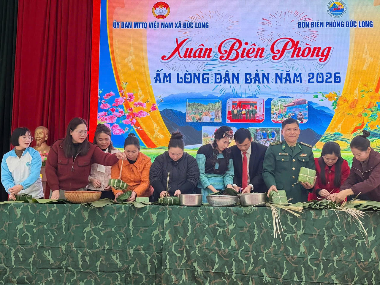 Đồn Biên phòng Đức Long tổ chức gói bánh chưng với người dân. (Ảnh: PV)