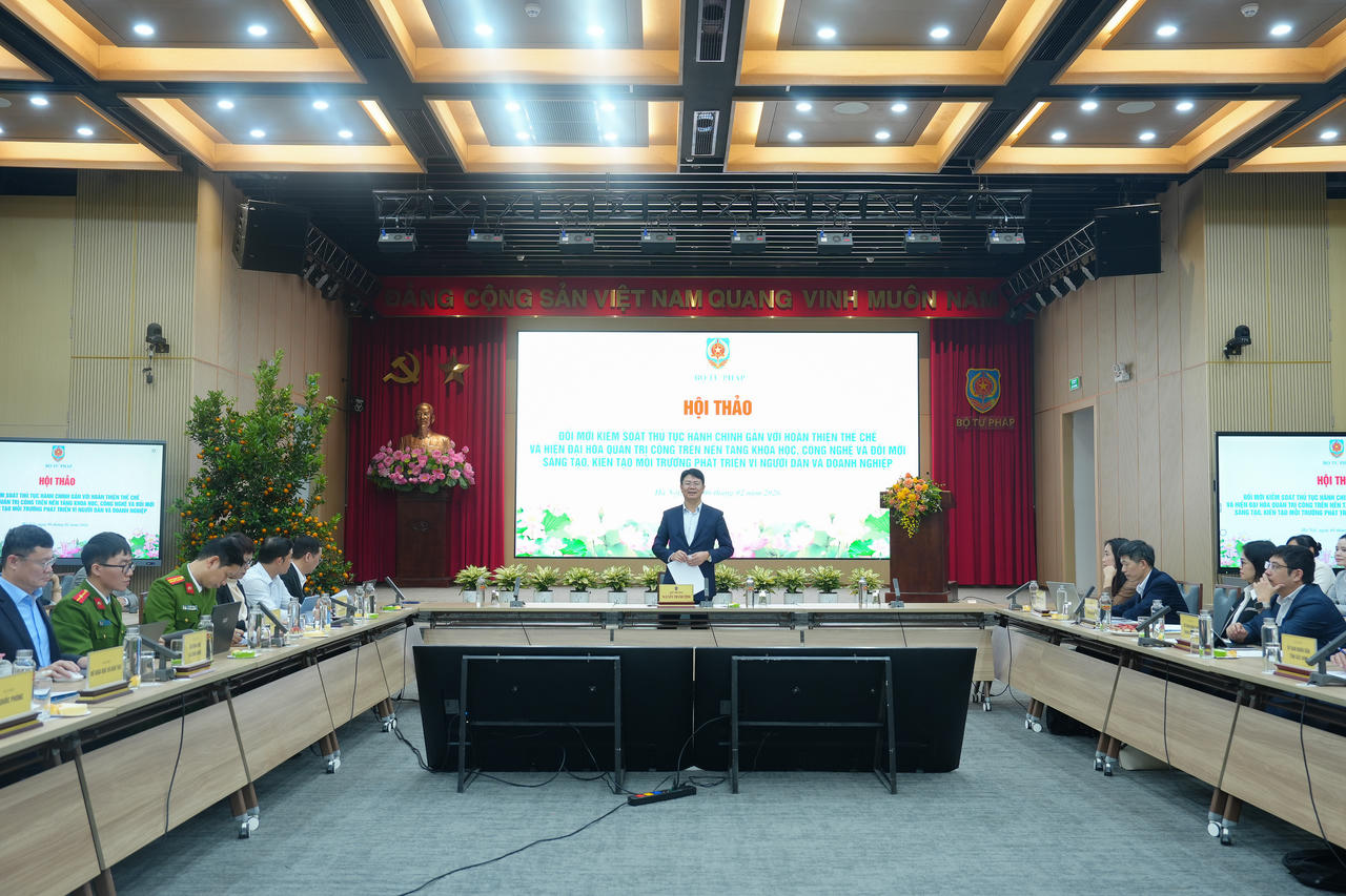 Quản lý thủ tục hành chính theo hướng lấy người dân và doanh nghiệp làm trung tâm