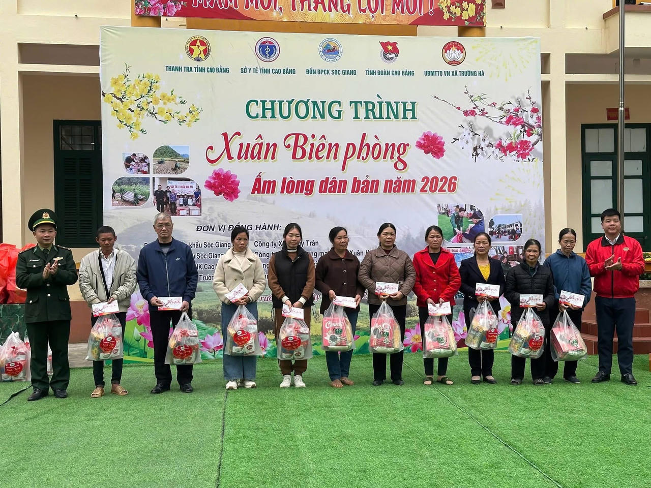 Đồn Biên phòng Cửa Khẩu Sóc Giang tặng quà cho người dân. (Ảnh: PV)