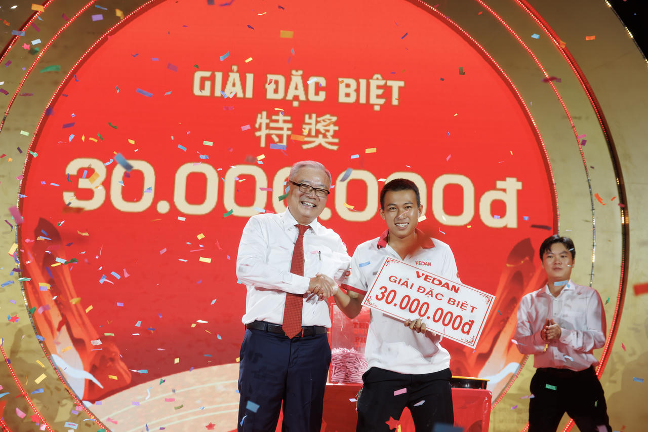 Ông Ni Chih Hao - Tổng Giám đốc Vedan Việt Nam trao thưởng nhân viên may mắn trúng giải.