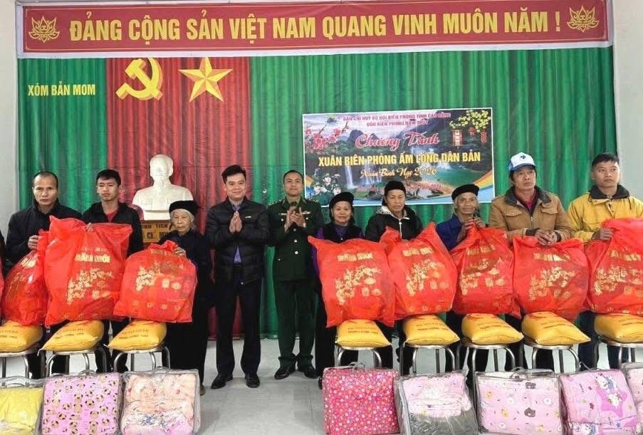 Đồn Biên phòng Đàm Thủy tặng quà cho người dân. (Ảnh: PV)