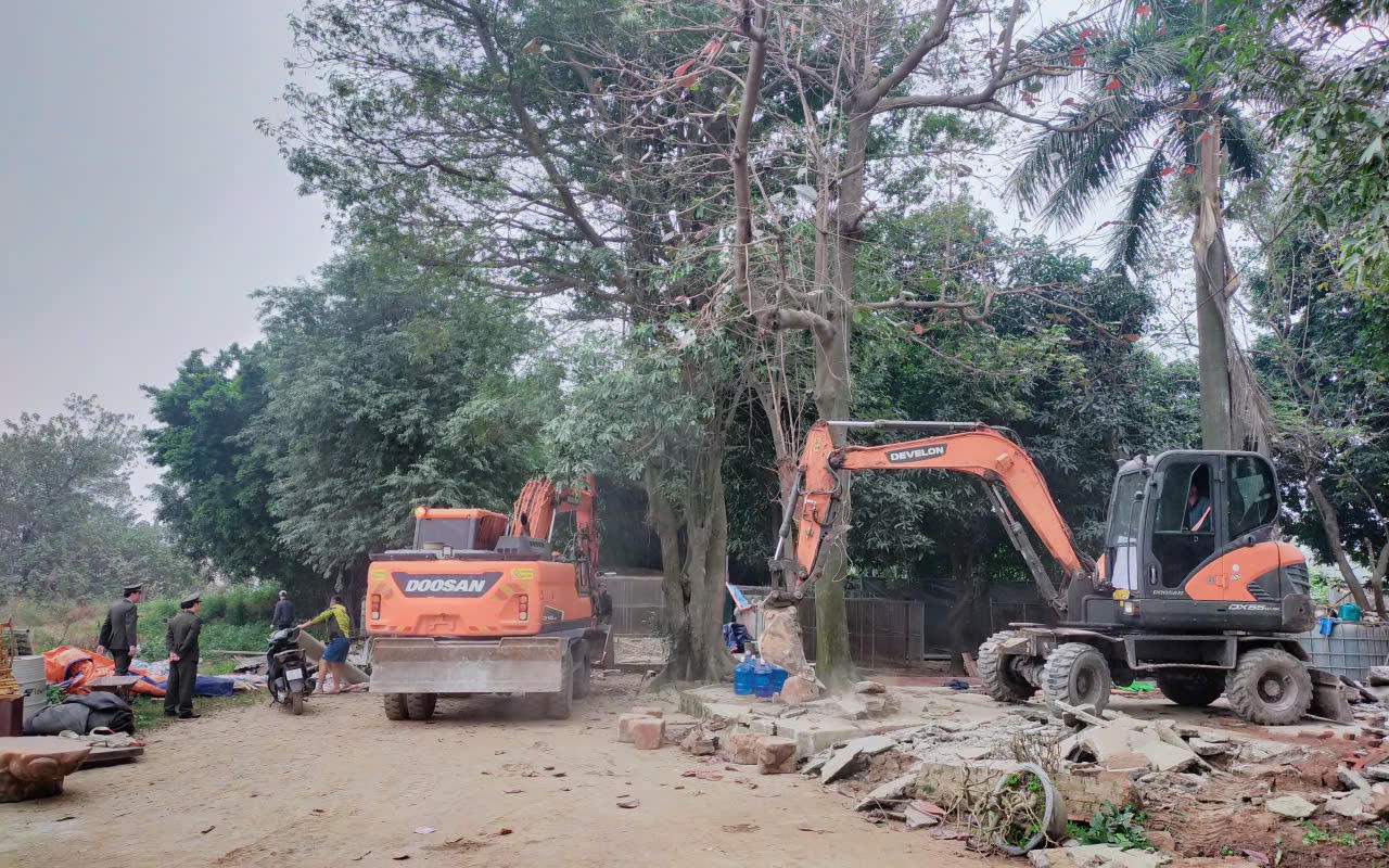 Hà Nội cưỡng chế 7 bãi cát, sỏi không phép ven sông Hồng tại phường Thượng Cát