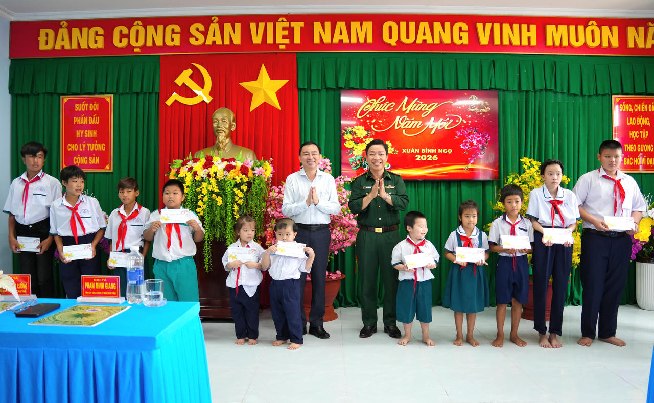 Ông Phan Thanh Duy và Đại tá Phạm Minh Giang tặng quà cho học sinh “Lớp học tình thương” trên đảo Hòn Chuối.