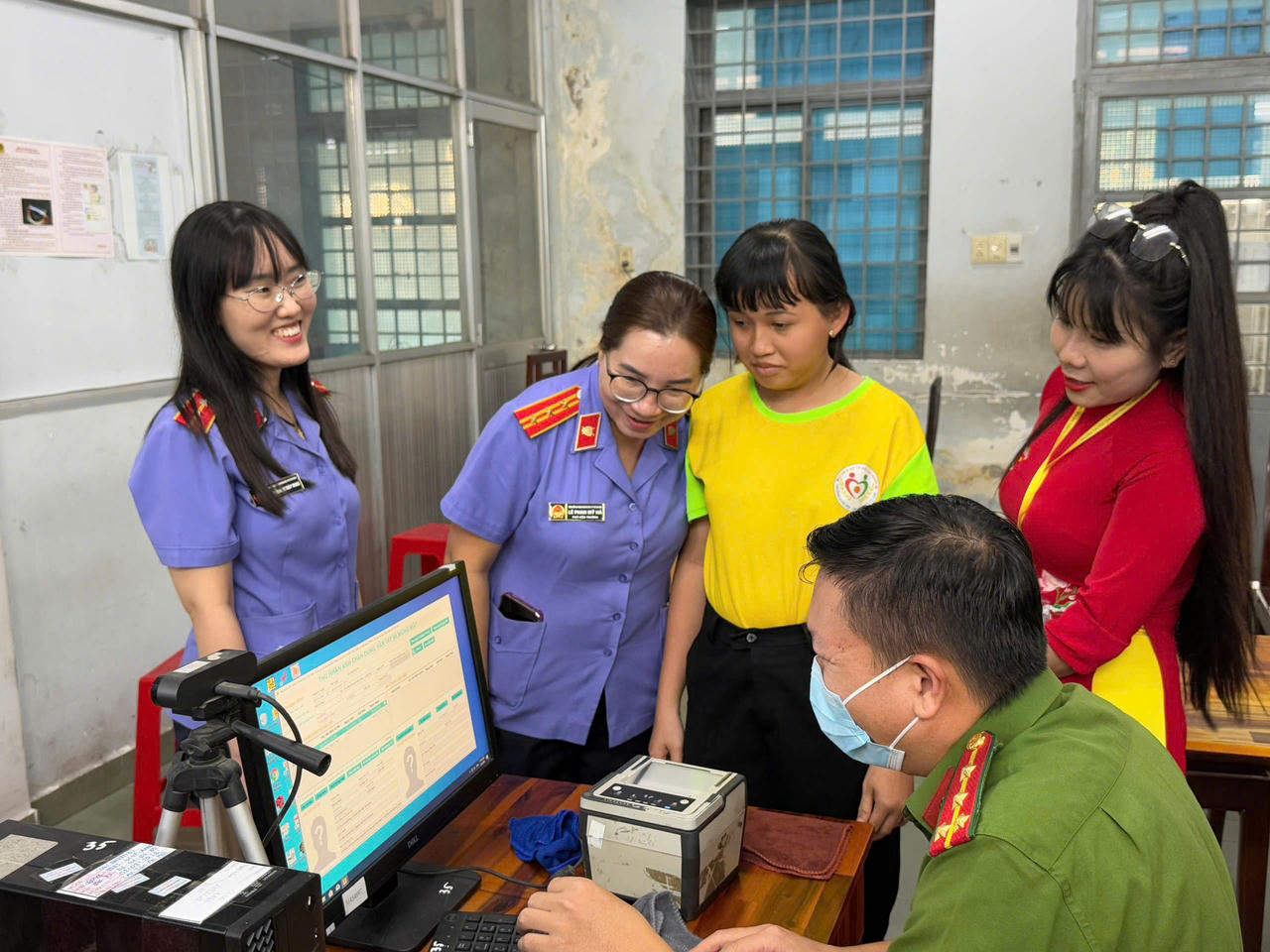 TP HCM: VKSND Khu vực 8 chăm lo tết, hỗ trợ làm CCCD cho các cháu tại Trường nuôi dạy trẻ em khuyết tật Củ Chi