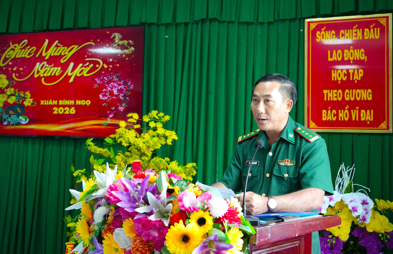 Thượng tá Đoàn Công Nghiệp – Đồn trưởng Đồn Biên phòng Hòn Chuối báo cáo kết quả thực hiện nhiệm vụ năm 2025 với Đoàn công tác Tỉnh ủy Cà Mau.