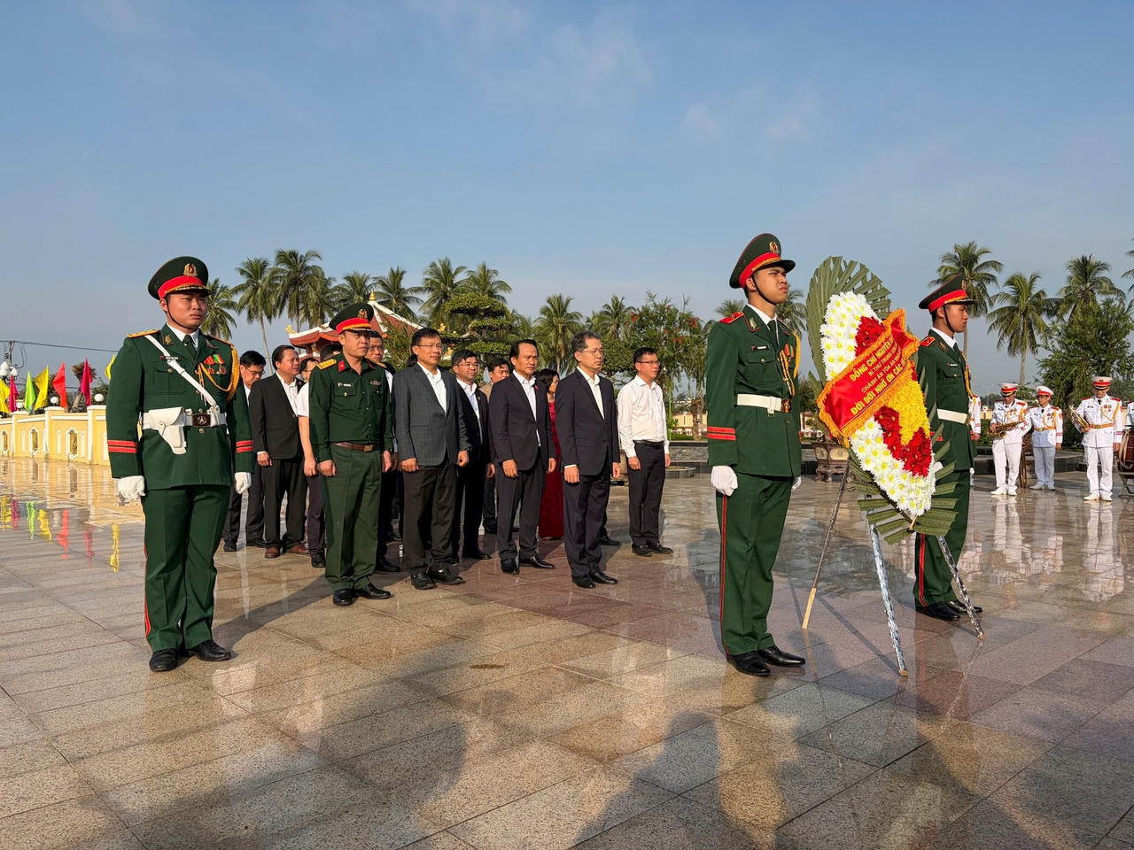 Đoàn công tác do ông Nguyễn Văn Quảng, Chánh án TAND tối cao làm trưởng đoàn kính cẩn dâng vòng hoa, tưởng niệm các Anh hùng liệt sĩ.