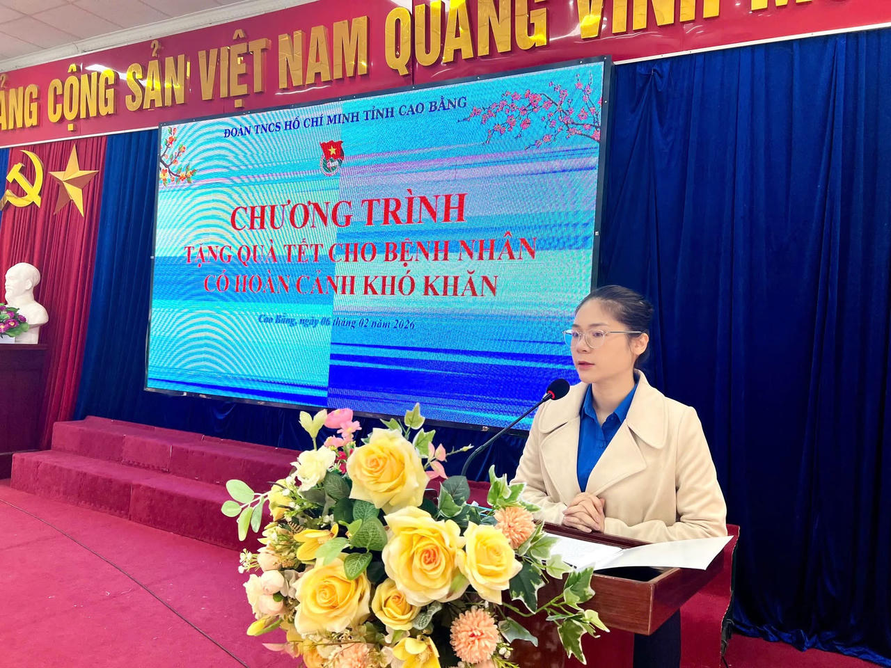 Bà Nguyễn Thị Hương Nhung, Bí thư tỉnh Đoàn Cao Bằng phát biểu tại buổi tặng quà. (Ảnh: PV)