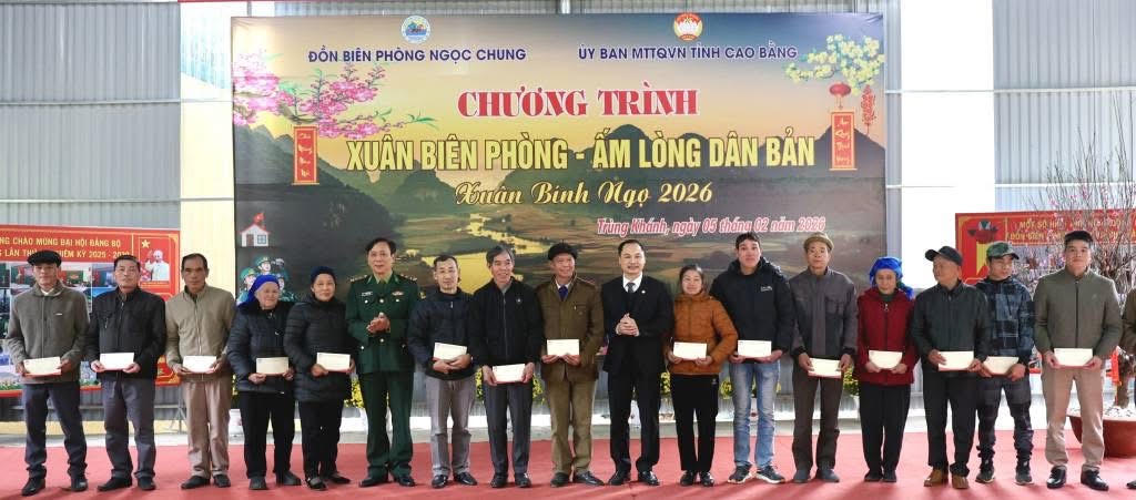 Đồn Biên phòng Ngọc Chung tặng quà cho người dân. (Ảnh: PV)