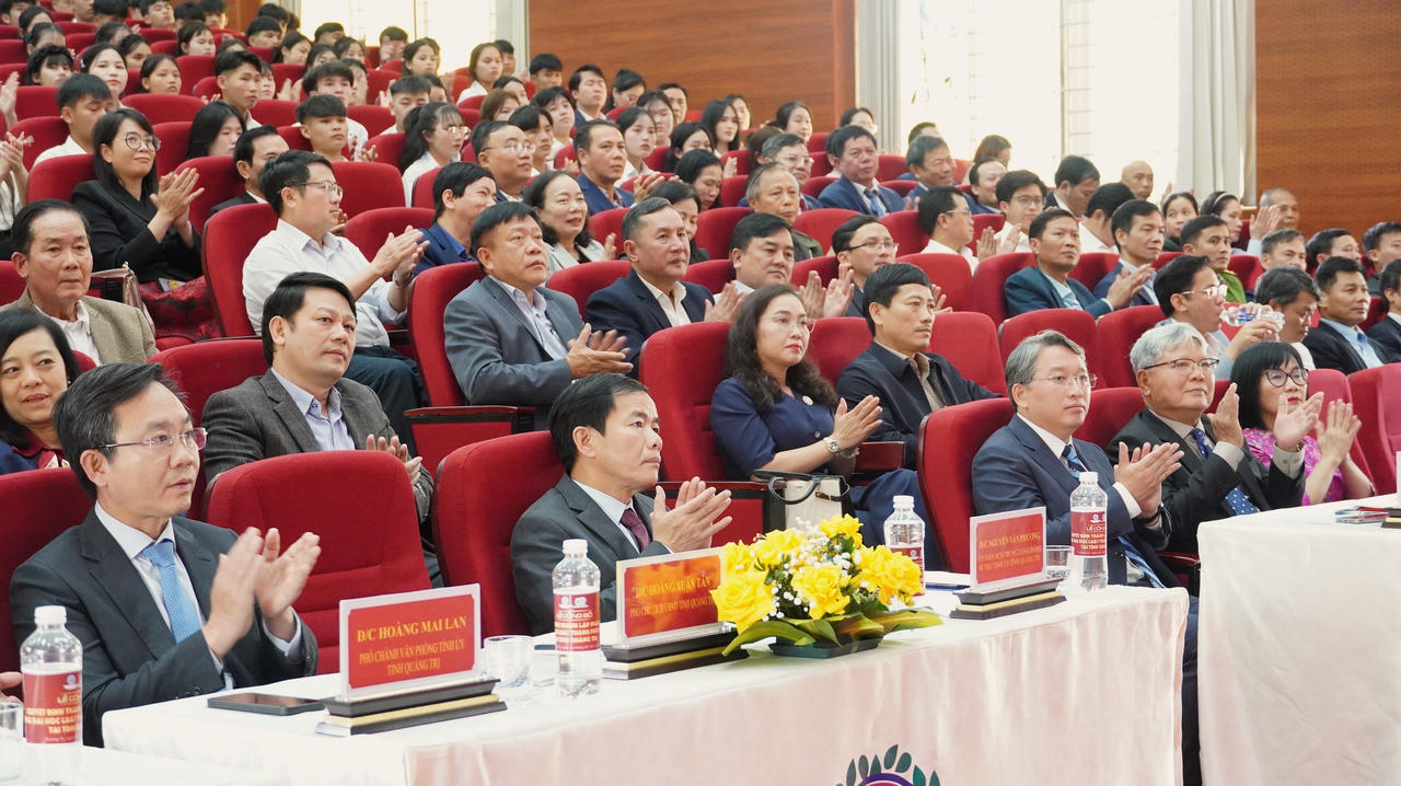 Các đại biểu tham dự lễ.