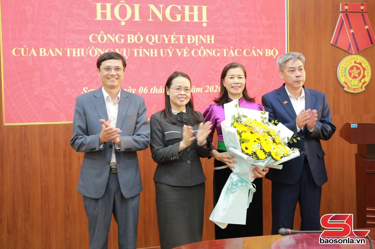 Lãnh đạo Ban Tuyên giáo và Dân vận Tỉnh ủy tặng hoa chúc mừng đồng chí Lò Châu Thỏa.