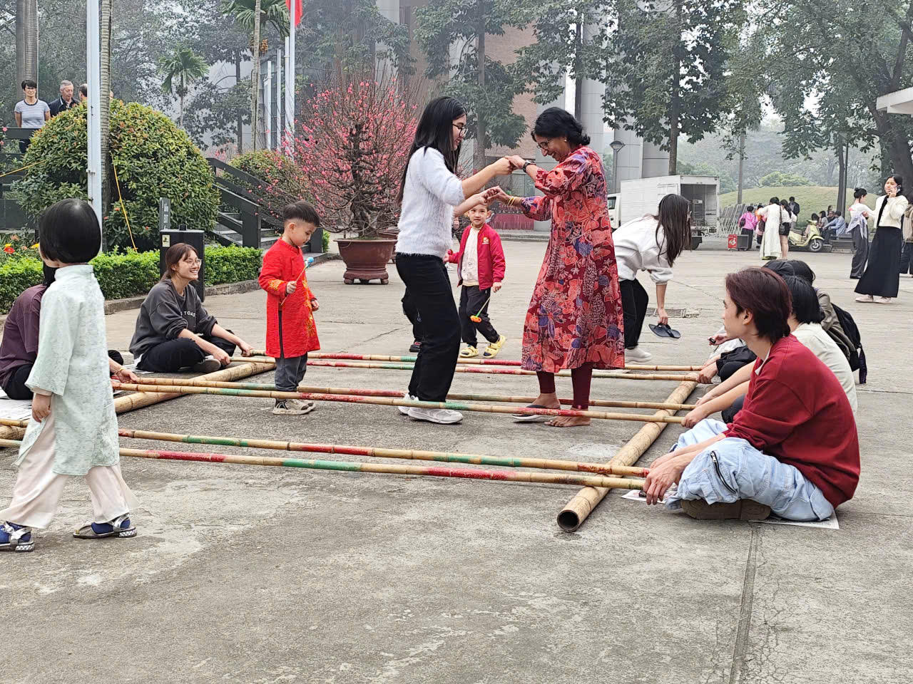 Người trẻ vẫn rất yêu truyền thống Tết xưa của cha ông
