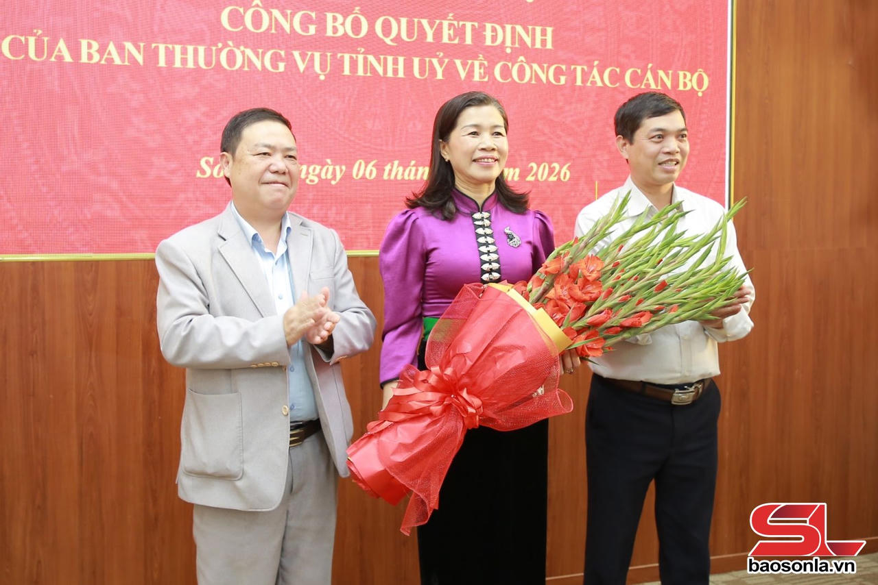 Lãnh đạo Sở Tư pháp tặng hoa chúc mừng đồng chí Lò Châu Thỏa.