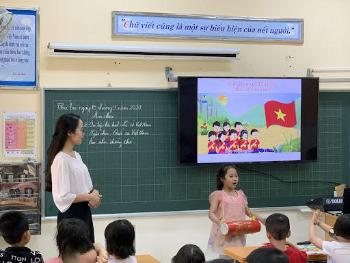 Việc đưa tiếng Anh trở thành ngôn ngữ thứ hai trong nhà trường mở ra nhiều cơ hội nhưng cũng đặt ra không ít thách thức.&nbsp;(Ảnh minh họa - Nguồn: Trường TH Tân Mai)