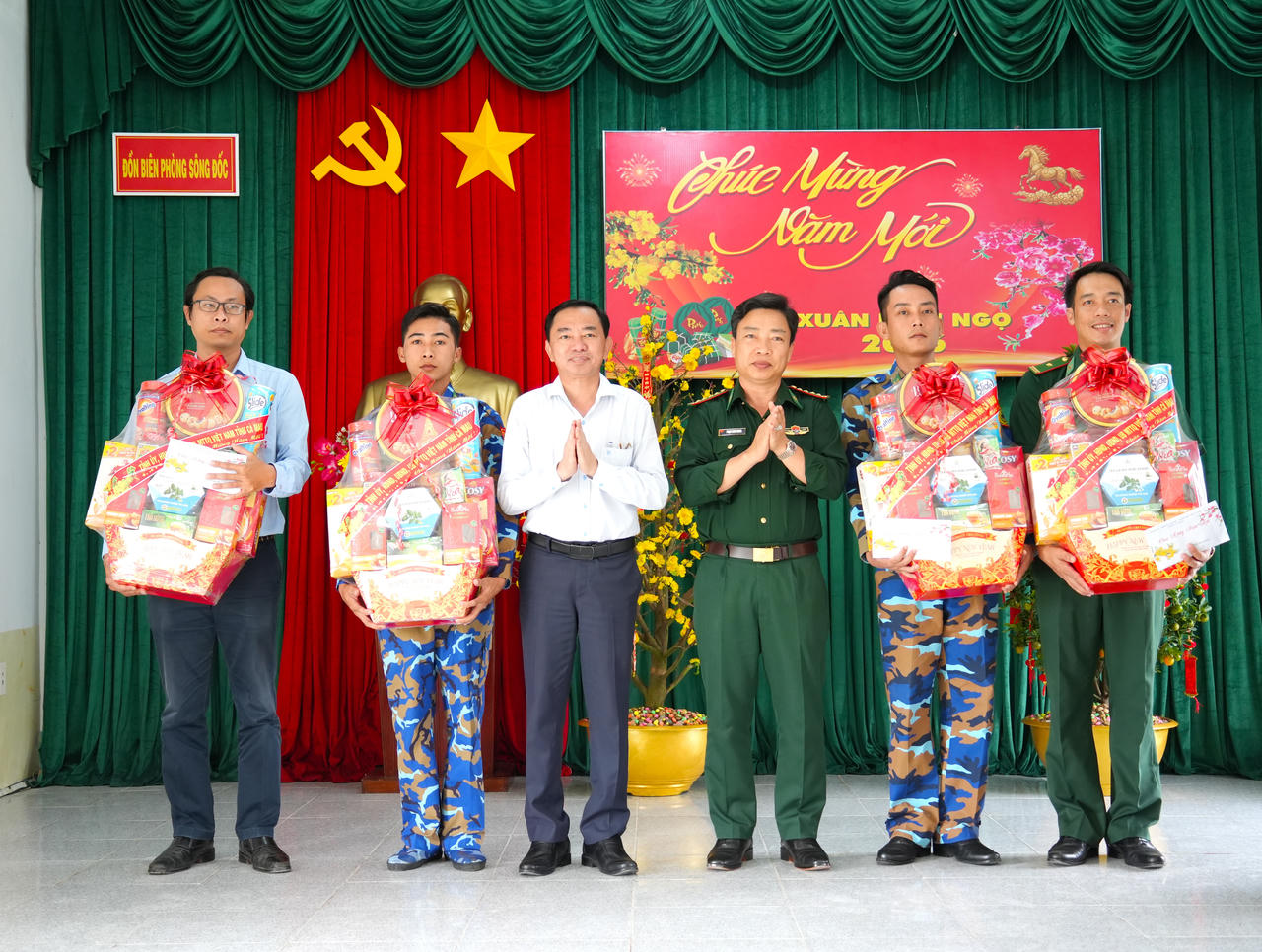 Ông Phan Thanh Duy và Đại tá Phạm Minh Giang tặng quà Tết cho cán bộ, chiến sĩ Đồn Biên phòng Sông Đốc, Hải đội Biên phòng 1 và đại diện Cảng cá Sông Đốc.