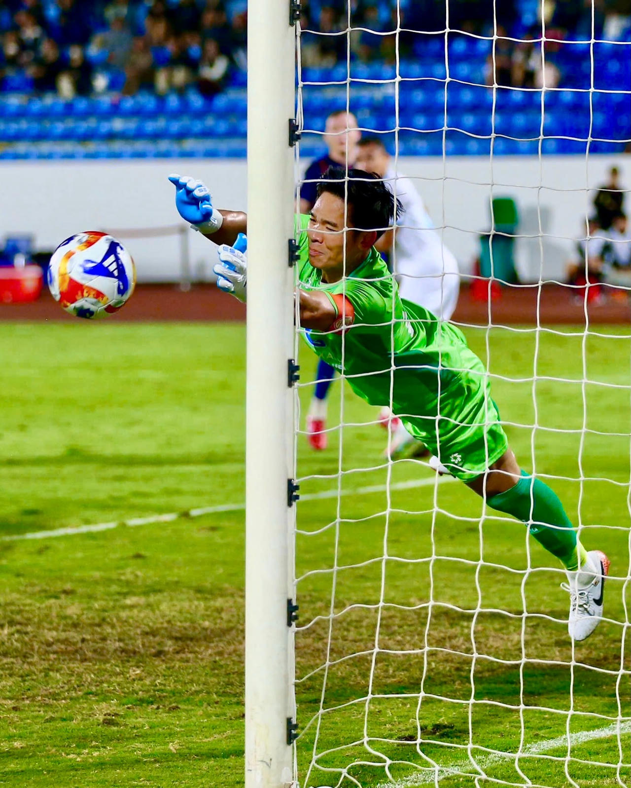 Thủ môn Nguyên Mạnh vẫn thể hiện tốt bản lĩnh của nhà đương kim vô địch V.League