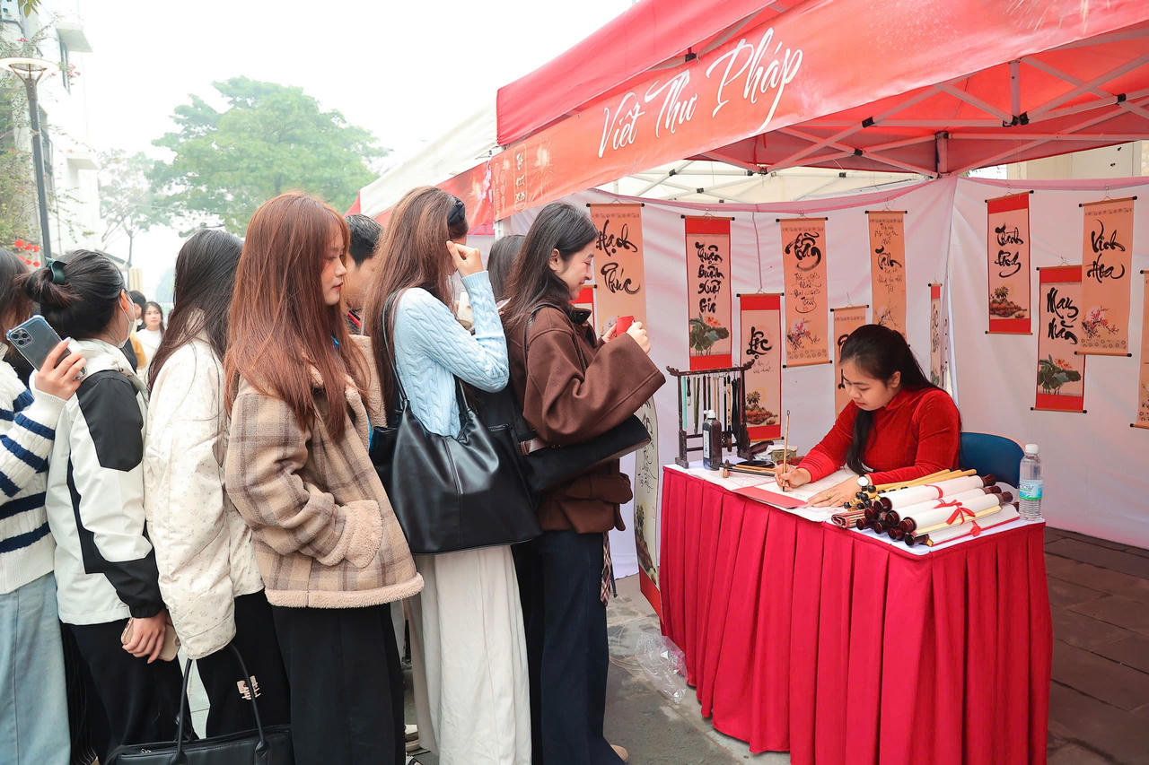 Các bạn trẻ xin chữ thư pháp (ảnh Thương Nguyễn).