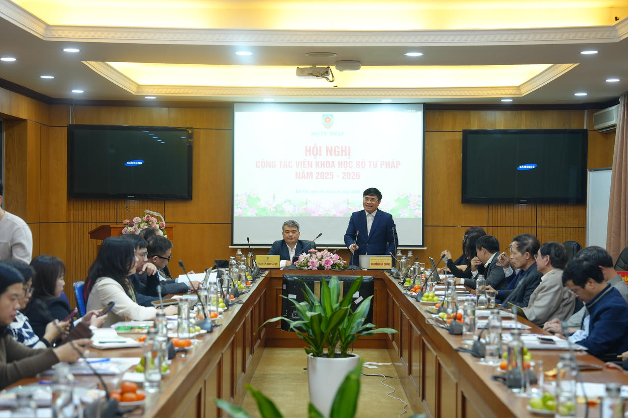 Viện trưởng Viện Chiến lược và Khoa học pháp lý Nguyễn Văn Cương phát biểu