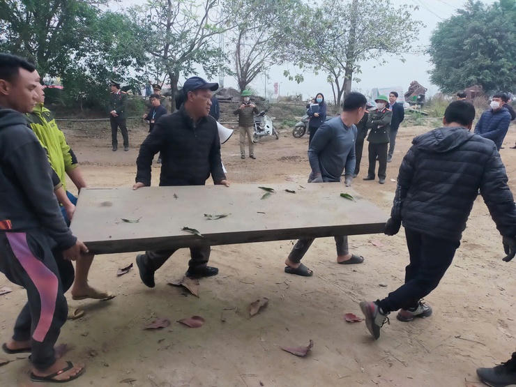 Hà Nội cưỡng chế 7 bãi cát, sỏi không phép ven sông Hồng tại phường Thượng Cát