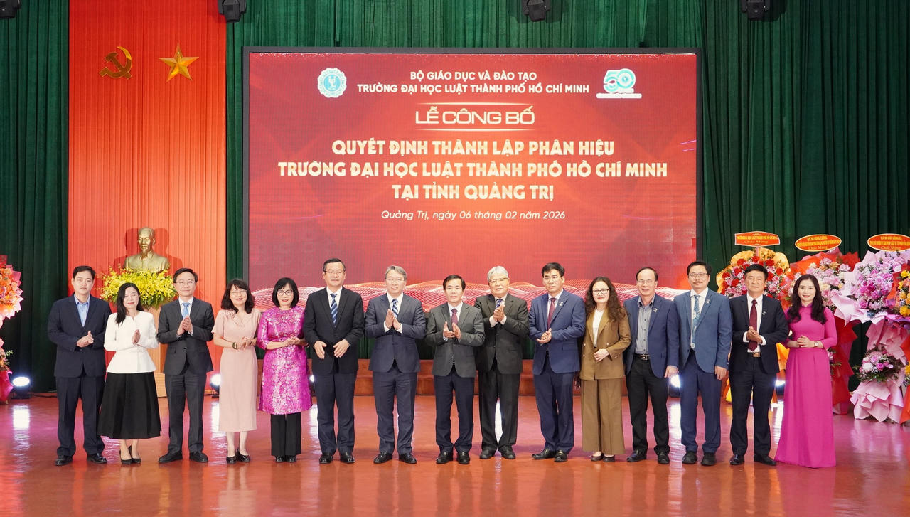 Các đại biểu chụp ảnh lưu niệm.