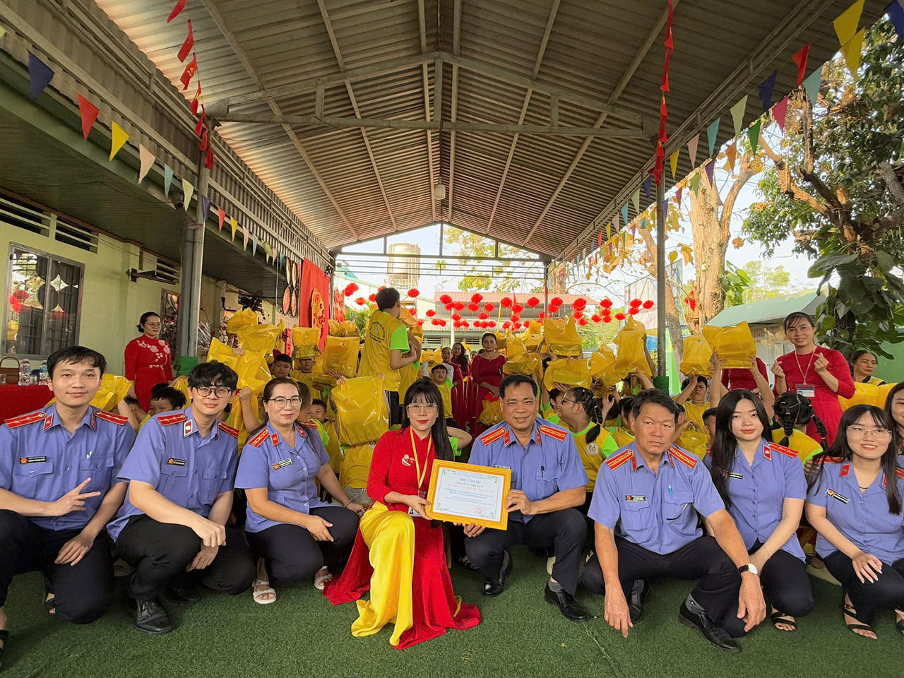 Đoàn công tác của VKSND Khu vực 8 cùng cô trò&nbsp;Trường nuôi dạy trẻ em khuyết tật Củ Chi.