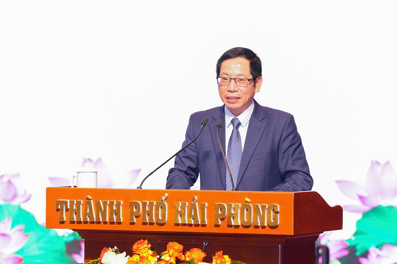 Phó Chủ tịch UBND thành phố Vũ Tiến Phụng phát biểu tại buổi gặp mặt