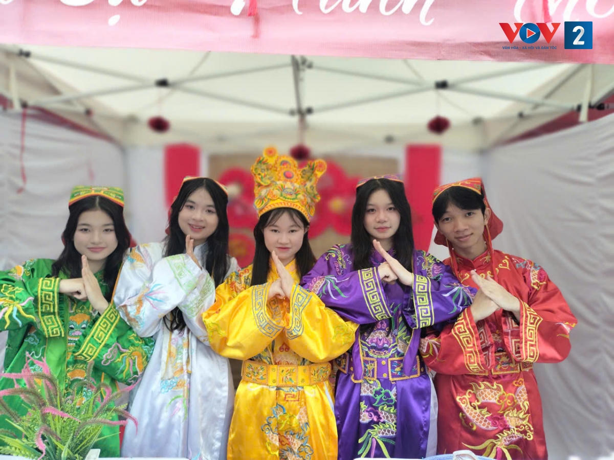 Đối với nhiều sinh viên xa quê được cảm nhận trọn vẹn không khí Tết ngay trong khuôn viên trường (ảnh Bá Duy).