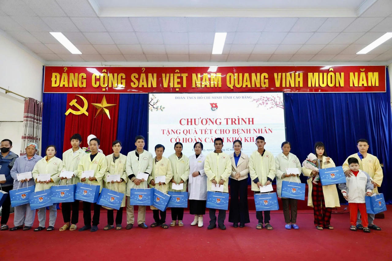 Các đại biểu tặng quà cho các bệnh nhân có hoàn cảnh khó khăn tại bệnh viện. (Ảnh: PV)