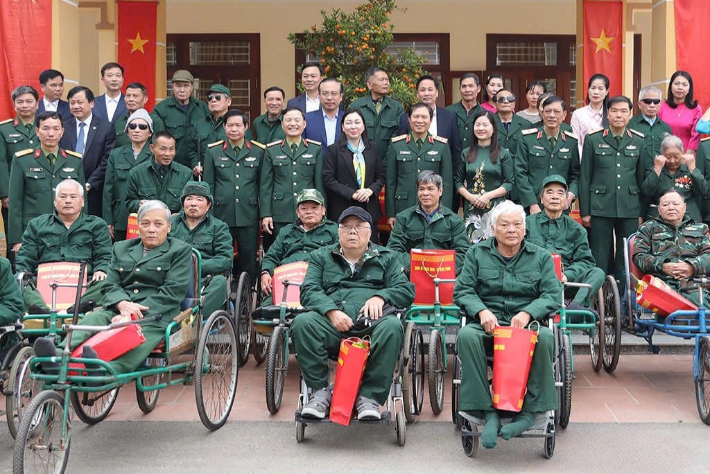 Các đại biểu chụp ảnh lưu niệm tại Trung tâm Điều dưỡng thương binh Duy Tiên.