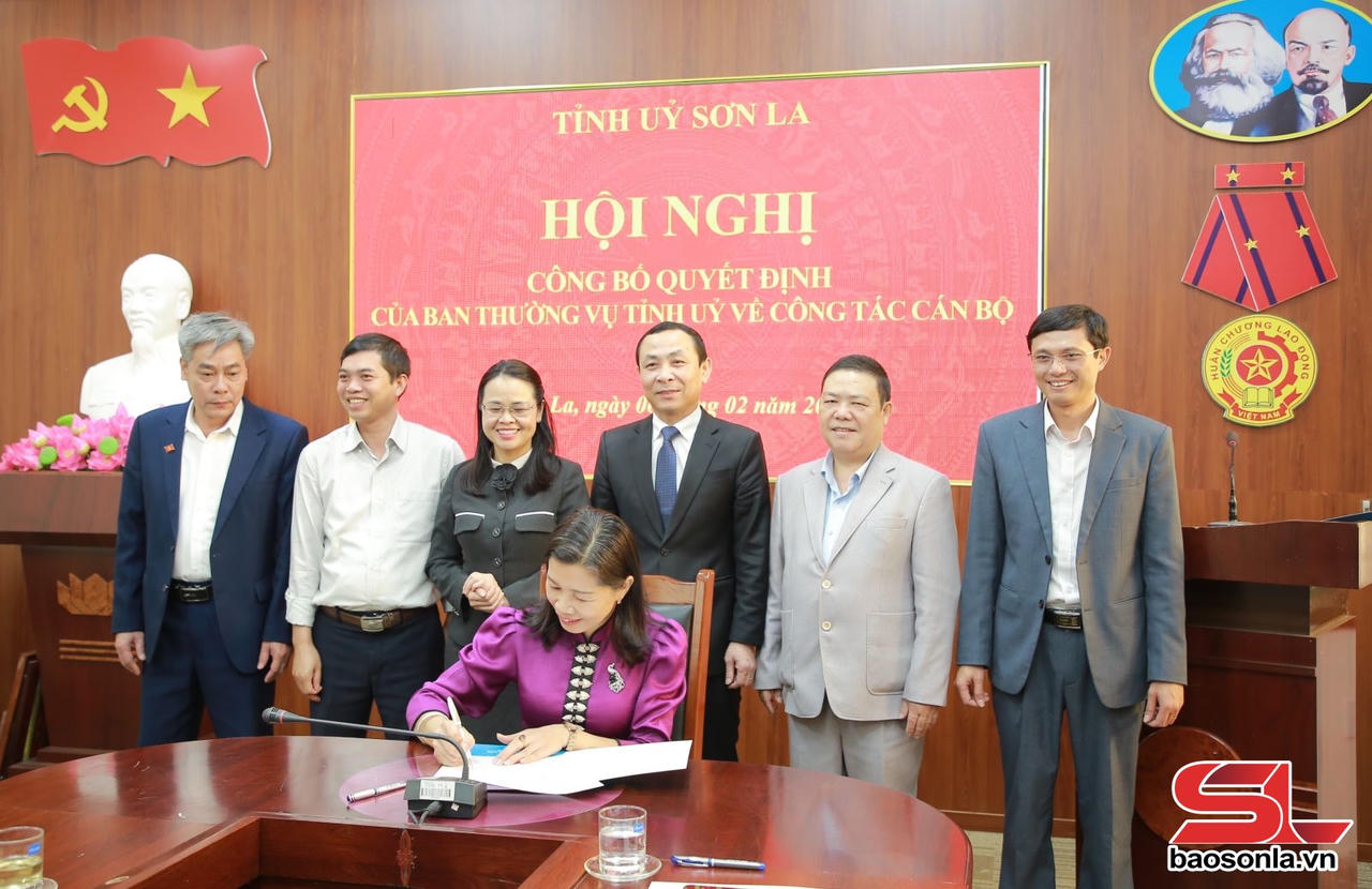 Đồng chí Lò Châu Thỏa ký cam kết đối với lãnh đạo diện Ban Thường vụ Tỉnh ủy quản lý tại hội nghị.