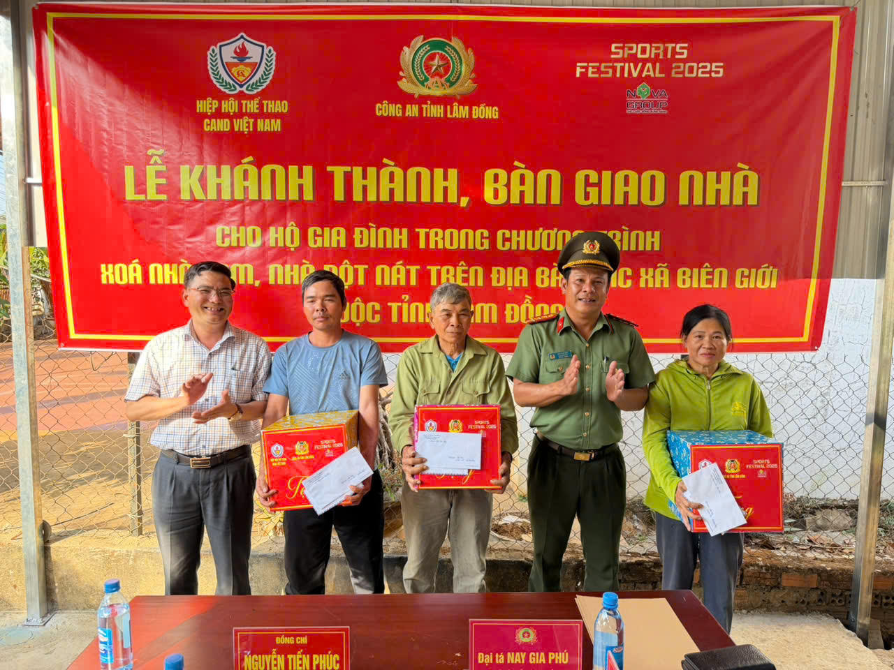 Đại tá Nay Gia Phú - Phó Giám đốc Công an Lâm Đồng tặng quà cho 3 hộ dân được xây nhà mới trên địa bàn xã Thuận An