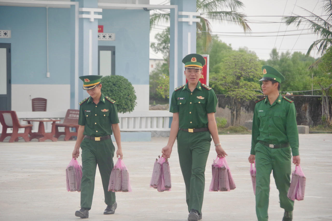 Cán bộ, chiến sĩ đơn vị chuẩn bị bánh tét, đưa lên gian hàng “0 đồng” phục vụ bà con Nhân dân.