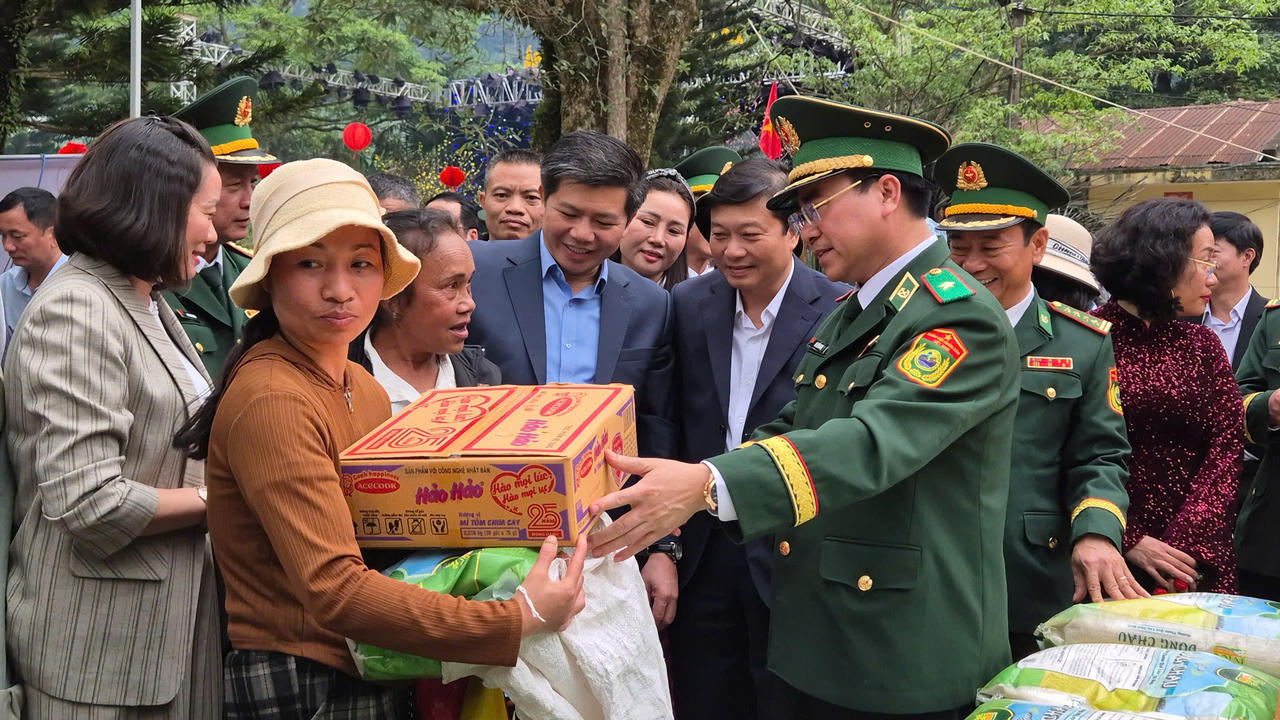 Xuân về nơi phên dậu Tổ quốc - Ấm lòng dân bản, bền chặt thế trận lòng dân