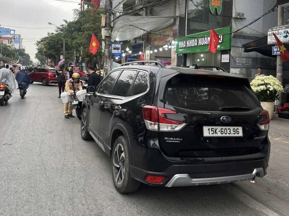 Lực lượng chức năng cũng trực tiếp trao đổi, nhắc nhở, tuyên truyền cho người dân và các hộ kinh doanh hai bên đường về quy định dừng, đỗ xe.